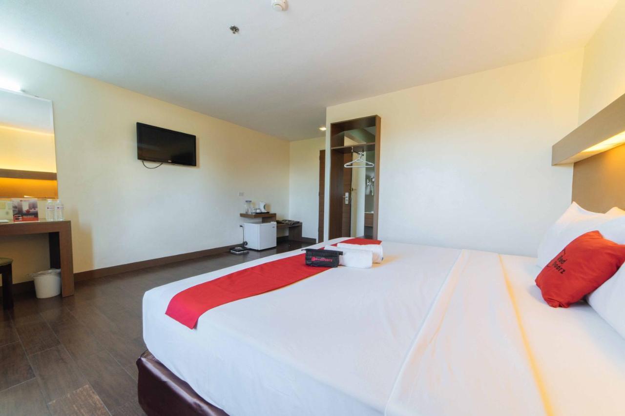 Reddoorz Premium @ The Ritz Garden Oases Hotel Davao City Kültér fotó