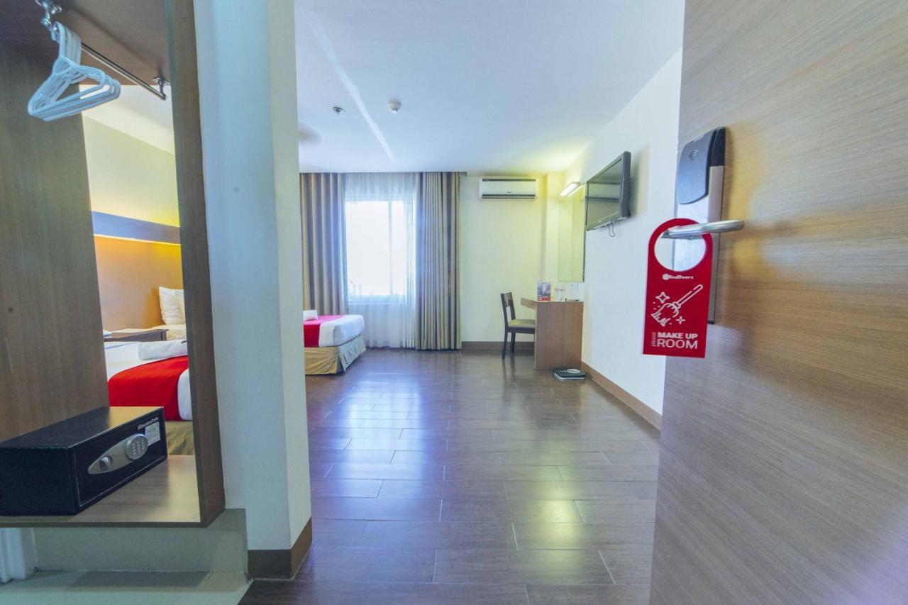 Reddoorz Premium @ The Ritz Garden Oases Hotel Davao City Kültér fotó