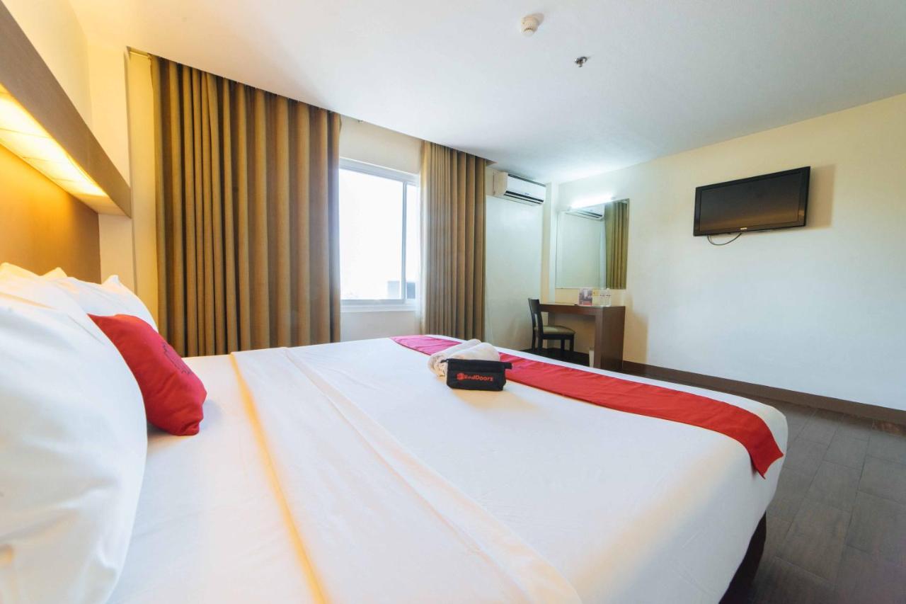 Reddoorz Premium @ The Ritz Garden Oases Hotel Davao City Kültér fotó