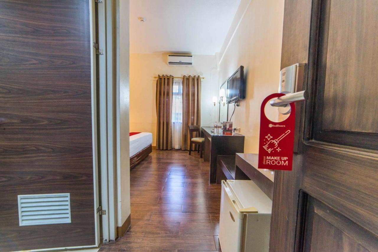 Reddoorz Premium @ The Ritz Garden Oases Hotel Davao City Kültér fotó